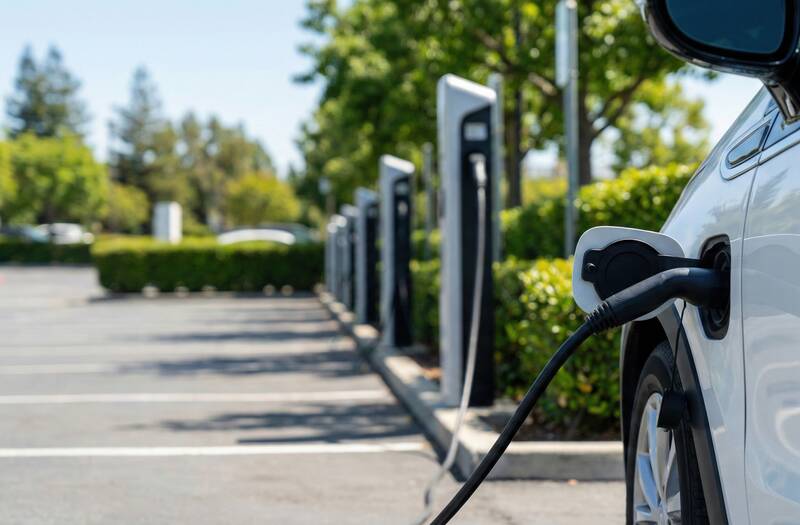Elektroauto das an einer Ladesäule lädt