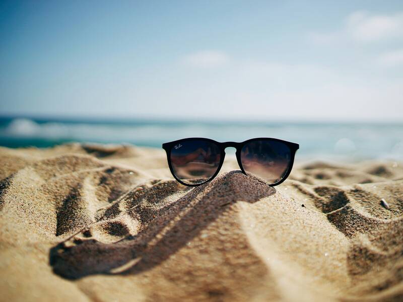 Brille im Sand
