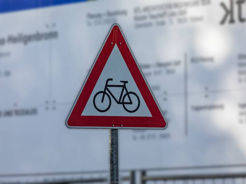 Ein Verkehrsschild mit einem Fahrrad darauf, das vor Radverkehr warnt.